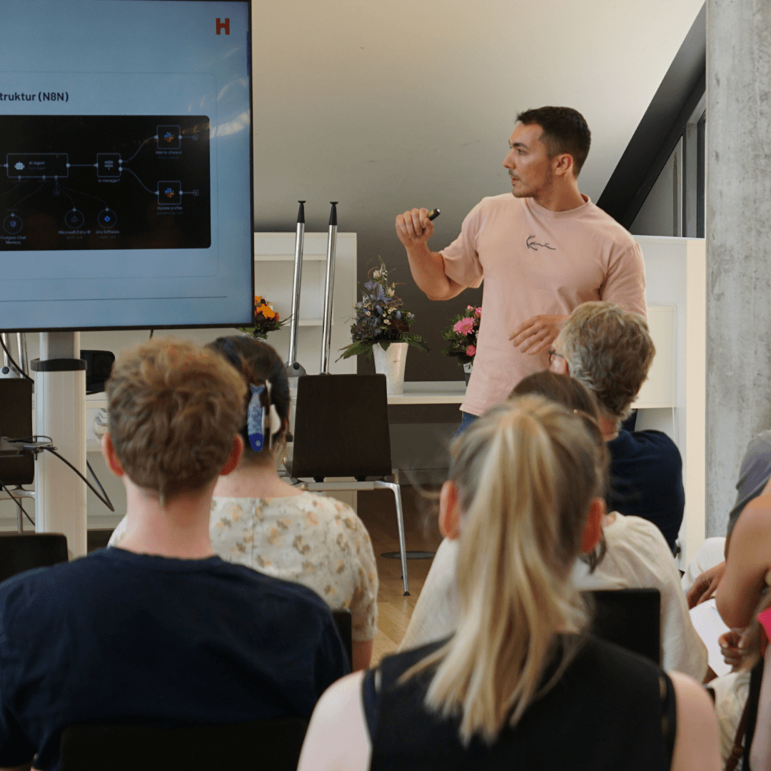 Bild - Studierende der HSO zu Besuch Austausch zu KI